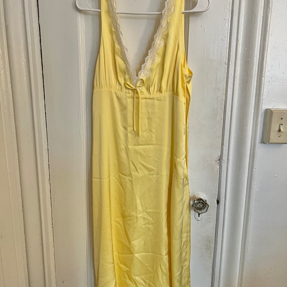 Dresses & Skirts - Yellow Lace-Trimmed max dress